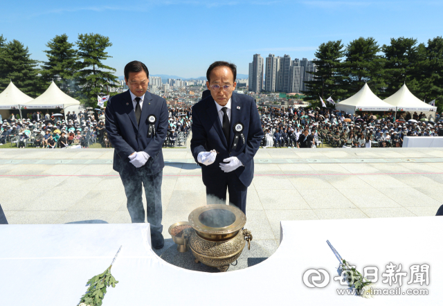 [포토뉴스] 충혼탑 참배하는 추경호 대구시장 당선인