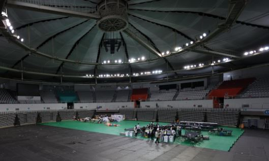 지난 5일 서울 송파구 잠실7동 제2투표소에서 이송된 투표함이 개표소인 올림픽공원 핸드볼경기장에 도착해 참관인이 지켜보는 가운데 개표가 시작되고 있다. 연합뉴스