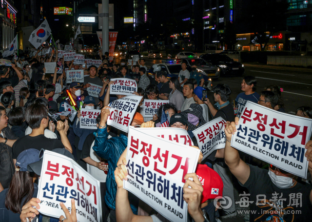 6·3 지방선거 투표용지 부족 사태에 대한 반발이 이어지고 있는 6일 대구 중구 반월당네거리에서 부정선거 의혹을 제기하는 시위대가 재선거를 요구하며 구호를 외치고 있다. 중앙선거관리위원회 조사 결과 투표용지가 추가 사용된 투표소는 전국 50곳, 이 가운데 대구는 4곳으로 확인됐다. 안성완 기자 asw0727@imaeil.com