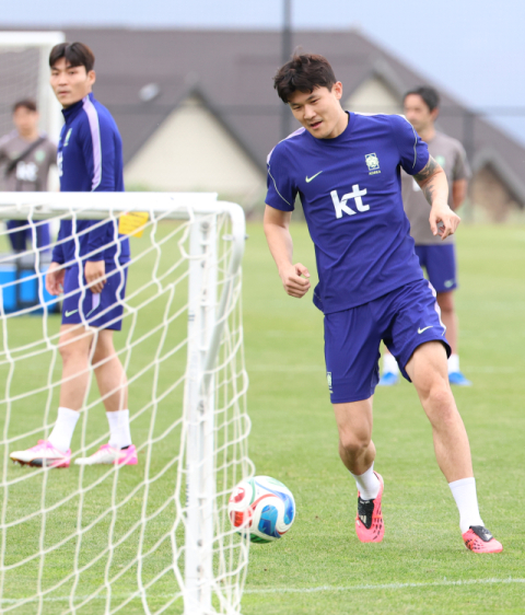 한국 수비의 핵 김민재, 체코 공격수 시크와 맞대결