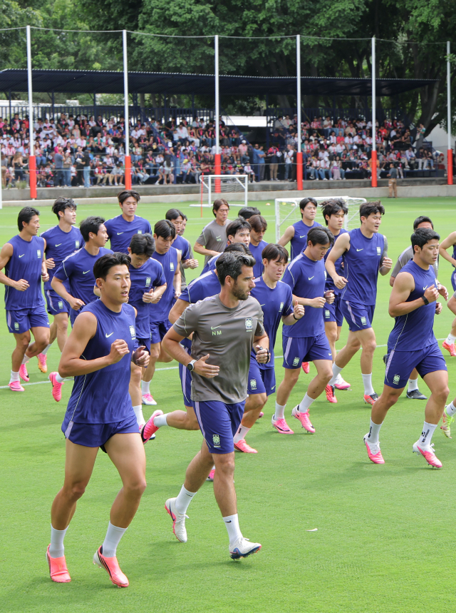 2026 북중미 월드컵에 출전하는 축구 국가대표팀이 6일(현지시간) 베이스캠프 훈련장인 멕시코 과달라하라 치바스 바예 베르데에서 열린 커뮤니티 트레이닝에서 몸을 풀고 있다. 연합뉴스