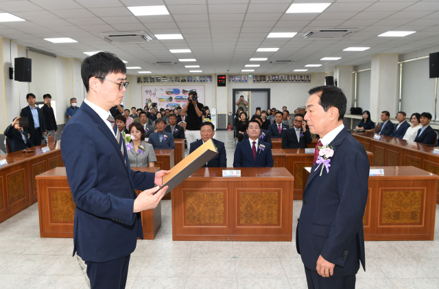 최수영 창녕군 선관위 위원장(사진 좌)와 성낙인 창녕군수 모습. 창녕군 제공