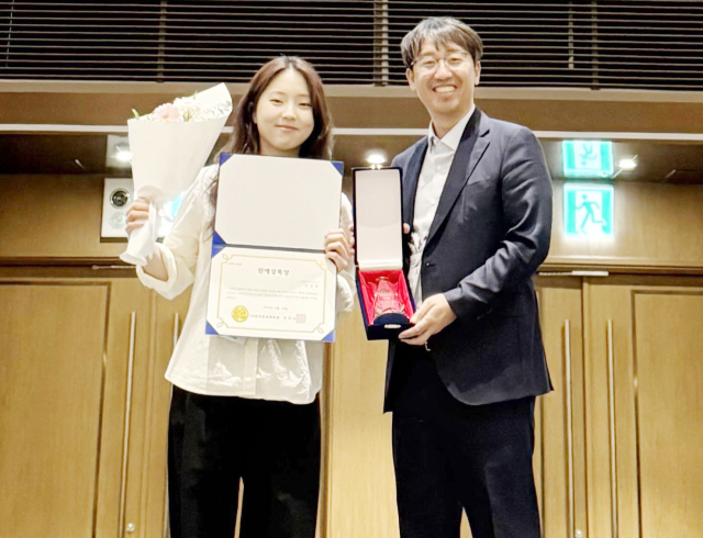 원예상록상을 받은 국립경국대 임경현 학생(왼쪽)과 황현승 교수(학과장). 국립경국대 제공