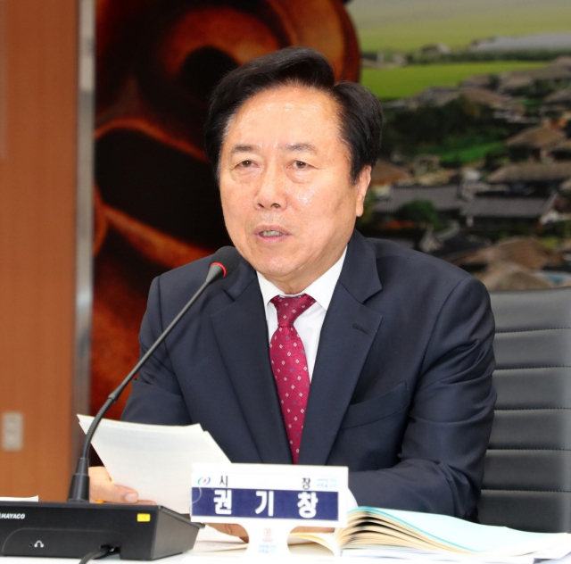 권기창 시장은 5일 별도 행사없이 업무에 복귀해 주요현안을 챙기고 시민 중심 시정 운영에 속도를 높이고 있다. 안동시 제공