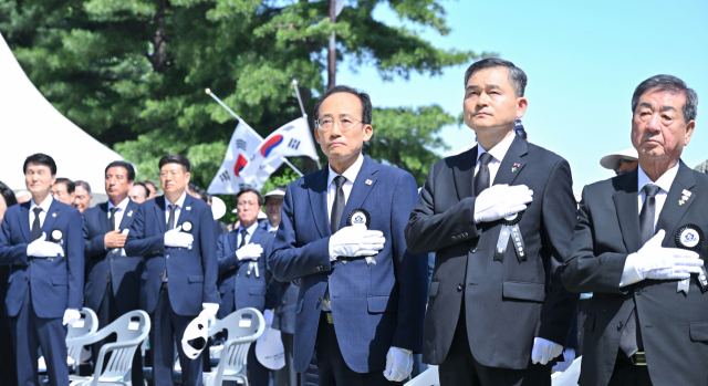 6일 제71회 현충일 맞아 열린 추념식에서 추경호 대구시장 당선인 등이 국민의례를 하고 있다. 대구시 제공