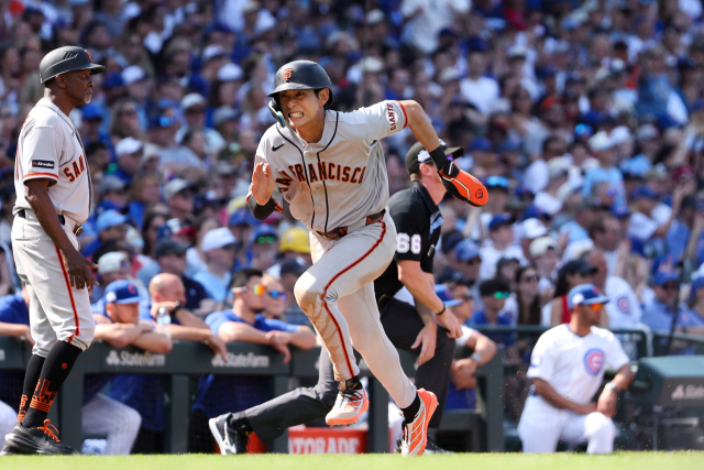 샌프란시스코 자이언츠의 이정후가 7일 미국 시카고에서 열린 MLB 시카고 컵스와의 원정 경기 9회초 맷 채프먼의 희생타 때 3루에서 홈으로 쇄도하고 있다. AFP 연합뉴스