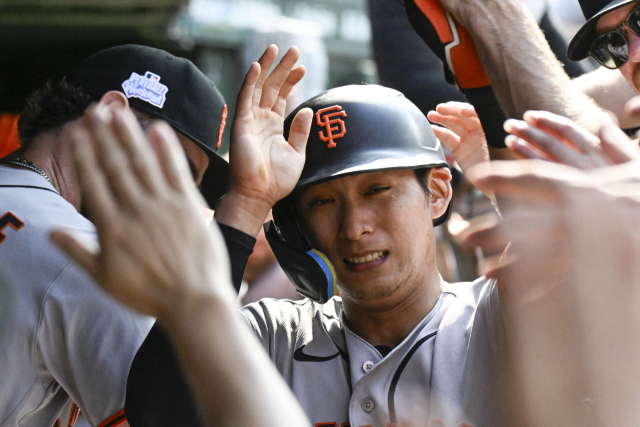 샌프란시스코 자이언츠의 이정후가 7일 미국 시카고에서 열린 MLB 시카고 컵스와의 원정 경기 9회 안타를 친 데 이어 득점까지 성공한 뒤 덕아웃으로 들어오자 동료들이 반겨주고 있다. 연합뉴스