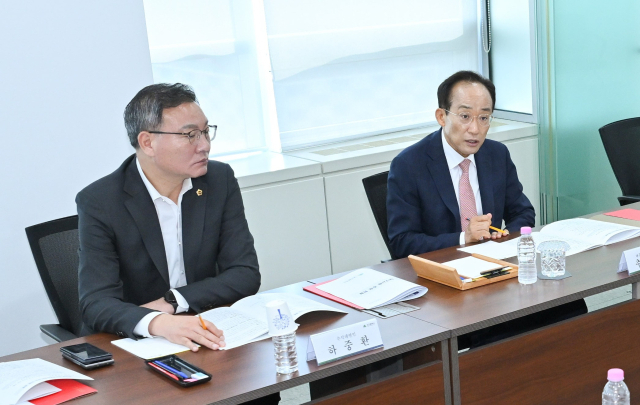 추경호 국민의힘 대구시장 당선인(오른쪽)이 5일 대구 동구 신천동 대구정책연구원에서 김정기 대구시장 권한대행을 비롯한 대구시 관계자들의 업무 보고에 앞서 모두발언 하고 있다. 인수위 제공