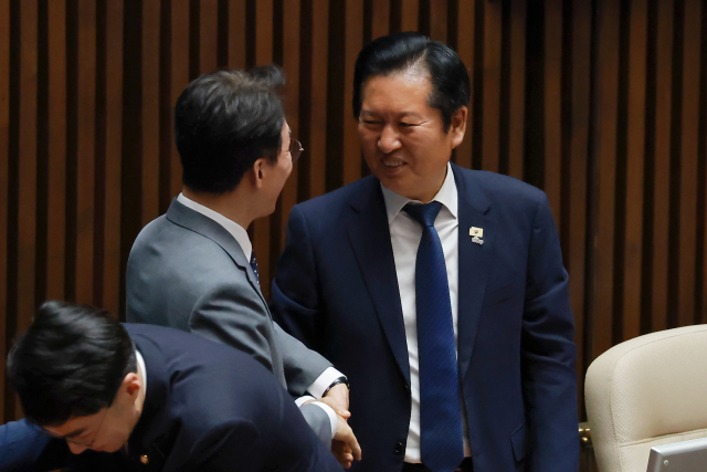 더불어민주당 정청래 대표와 김민석 국무총리가 5일 국회에서 22대 국회 후반기 의장단을 선출하기 위해 열린 본회의에 참석해 인사하고 있다. 연합뉴스
