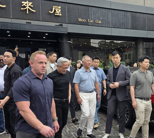 젠슨 황 엔비디아 최고경영자(CEO)와 정의선 현대차그룹 회장이 7일 서울 종로구 우래옥에서 식사를 마친 뒤 식당을 나서고 있다. 연합뉴스