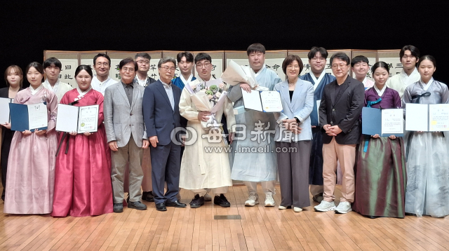 7일 경주예술의전당에서 열린 제22회 전국대금경연대회에 수상식에서 수상자들과 대회 관계자들이 기념촬영을 하고 있다. 김진만 기자