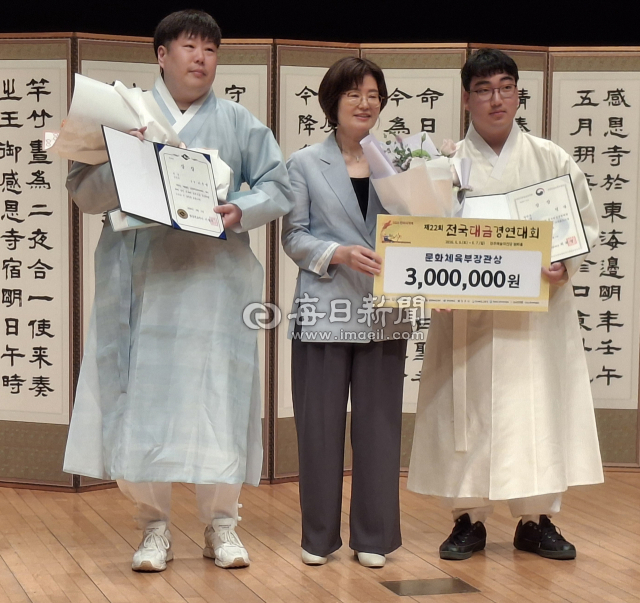 제22회 전국대금경연대회에서 대상인 문화체육관광부장관상을 수상한 정겸, 경주시 김희경 문화예술과장,신인부 대상 수상자인 이준엽 씨(사진 오른쪽부터)가 기념사진을 촬영하고 있다.김진만 기자