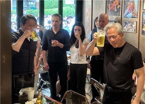 젠슨 황, 최태원 SK그룹 회장 등과 '깐부치킨 회동' 시작