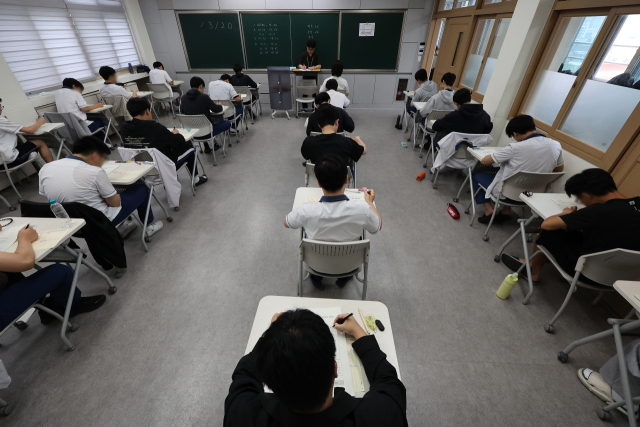 2027학년도 대학수학능력시험 6월 모의평가가 열린 지난 4일 대구 동구 청구고등학교에서 고3 수험생들이 시험 준비를 하고 있다. 연합뉴스