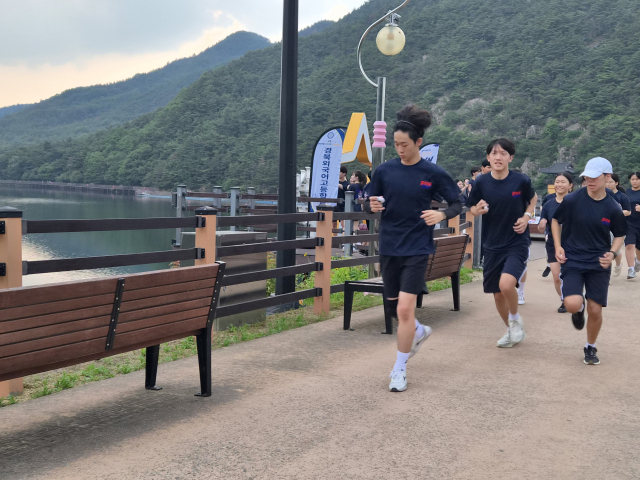 지난 1일 경북외국어고등학교가 사제 간의 소통 강화 등을 위해 구미 금오지 올레길 일원에서 개최한 