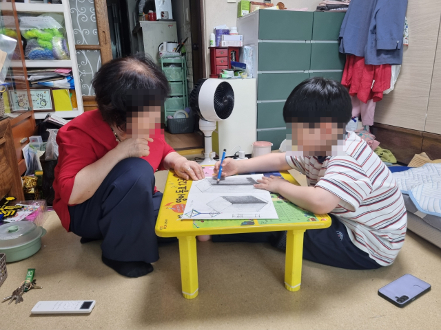 이순임씨는 초등학교 3학년이 된 손자 민준이를 홀로 돌보며 생활고를 겪고 있다. 노령에 건강까지 악화되면서 이씨는 민준이를 돌봐줄 사람이 없을까 걱정이 많다.