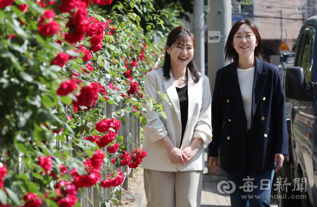 미야기현 출신 유카리(46, 왼쪽) 씨와 사이타마현 출신 도모미(49) 씨가 달서구 죽전동 장미꽃 길을 나란히 걷고 있다. 대구 남자와 결혼해 한국에 정착한 두 사람의 입에서 