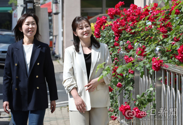 미야기현 출신 유카리(46, 오른쪽) 씨와 사이타마현 출신 도모미(49) 씨가 달서구 죽전동 장미꽃 길을 나란히 걷고 있다. 대구 남자와 결혼해 한국에 정착한 두 사람의 입에서 