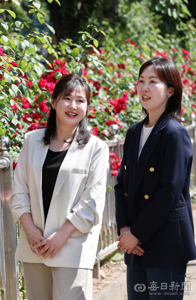 미야기현 출신 유카리(46, 왼쪽) 씨와 사이타마현 출신 도모미(49) 씨가 달서구 죽전동 장미꽃 길을 나란히 걷고 있다. 대구 남자와 결혼해 한국에 정착한 두 사람의 입에서 