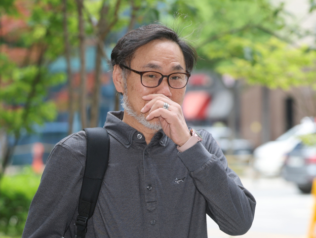 김순환 서민민생대책위원회(서민위) 사무총장이 8일 6·3 지방선거 투표용지 부족 사태 관련 선관위 간부들의 직무유기 혐의 사건 고발인 조사를 받기 위해 서울 강동구 서울경찰청 광역수사단 광역범죄수사대로 들어서고 있다. 연합뉴스