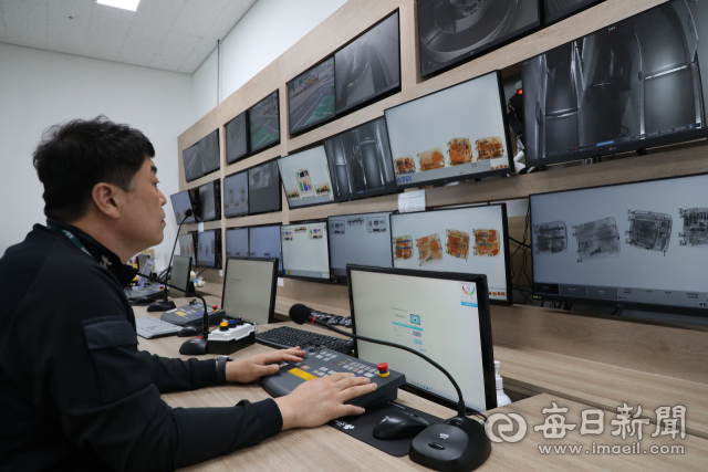 대구국제공항 통합판독실에서 X-ray 전문판독관이 출·입국자 수하물을 검사하고 있다. 하루 평균 수하물 2천400개. 모니터를 응시하는 판독관의 눈 하나가 마약 밀반입을 막는 최후의 관문이다. 지난 3월 일본 여행객이 엑스터시 10정을 쇼핑백 안에 둘둘 말아 반입하려다 이 자리에서 적발돼 현행범으로 긴급체포됐다. 정운철 기자 woon@imaeil.com