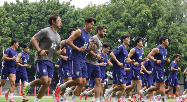 2026 북중미 월드컵에 출전하는 한국 축구 국가대표팀이 7일(현지시간) 멕시코 과달라하라 인근 사포판의 치바스 바예 베르데에서 열린 팀 훈련에서 러닝으로 몸을 풀고 있다. 연합뉴스