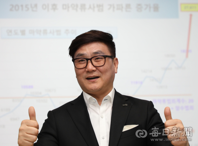 신종목(56) 씨가 대구함께한걸음센터에서 마약 중독 회복자들을 대상으로 재활 강의를 하고 있다. 10년 중독, 단약 20년 차. 한때 교도소 문 안에 갇혀 있던 그가 이제는 강단에 서서 절망의 끝에 선 이들에게 회복의 길을 안내하고 있다. 정운철 기자 woon@imaeil.com