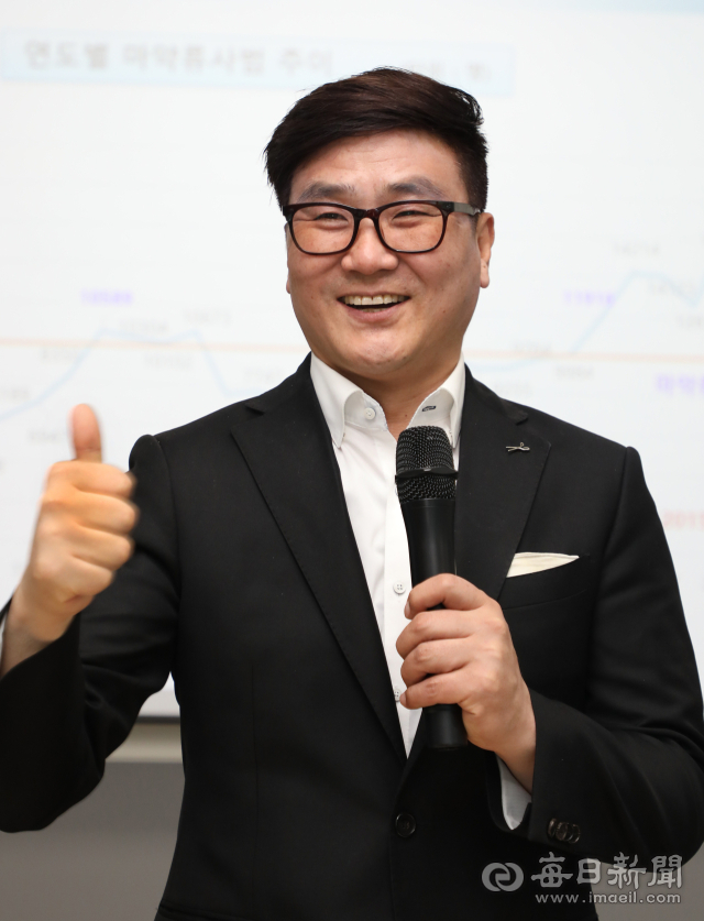 신종목(56) 씨가 대구함께한걸음센터에서 마약 중독 회복자들을 대상으로 재활 강의를 하고 있다. 10년 중독, 단약 20년 차. 한때 교도소 문 안에 갇혀 있던 그가 이제는 강단에 서서 절망의 끝에 선 이들에게 회복의 길을 안내하고 있다. 정운철 기자 woon@imaeil.com