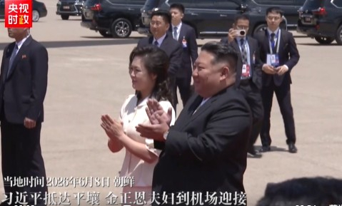 김정은·리설주, 평양공항서 시진핑 부부 영접. 중국중앙(CC)TV 캡처.