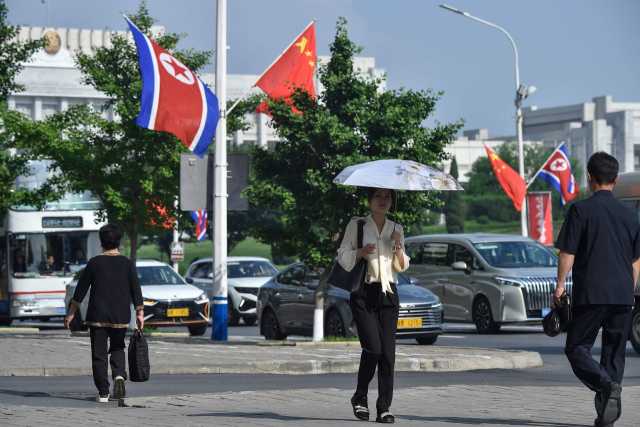 8일 북한 평양 거리에서 북한 인공기와 중국 오성홍기가 나란히 걸려 있는 모습. AFP 연합뉴스