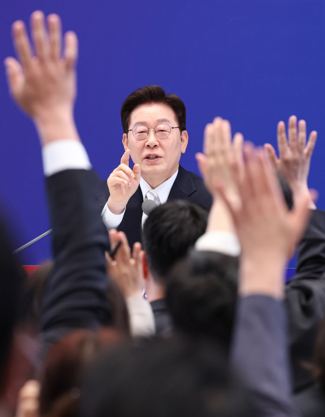 이재명 대통령이 8일 청와대 영빈관에서 열린 취임 1주년 기자회견에서 취재진의 질문을 받고 있다. 연합뉴스