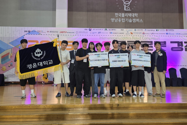2026 ILRC 물류로봇경진대회에 참가한 경운대학교 SW중심대학사업단 지도교수 및 참여 학생들의 기념촬영을 하고 있다. 경운대 제공