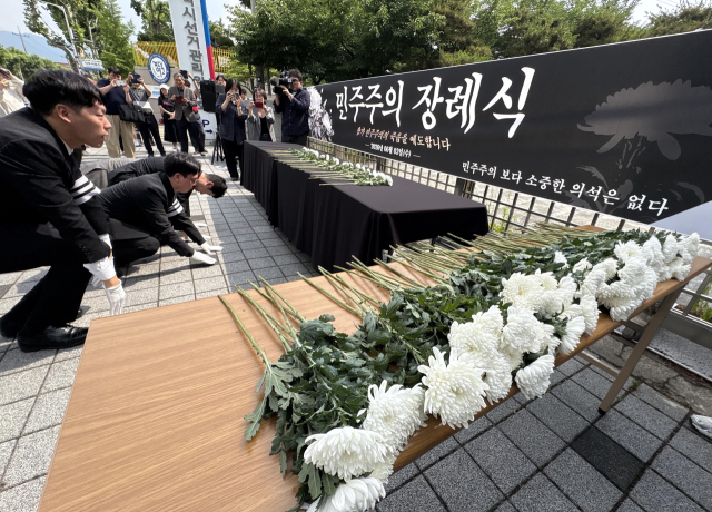 6·3 지방선거에서 벌어진 투표용지 부족 사태 등과 관련해 8일 오후 대구시 선관위 앞에서 지역 기초의원들이 민주주의 장례식 퍼포먼스를 진행하고 있다. 연합뉴스