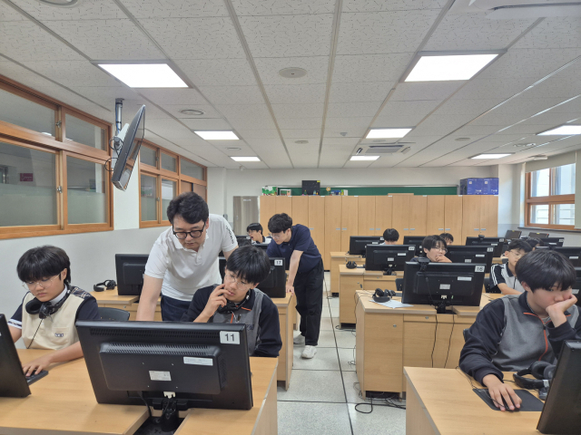 지난 5일 경북 김천시 율곡중학교에서 한국도로공사 직원이 학생들에게 AI 기반 코딩을 교육하고 있다. 한국도로공사 제공