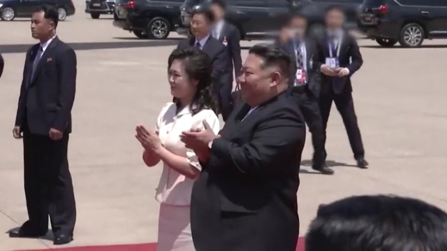 8일 평양 순안공항에서 시진핑 중국 국가주석 부부 일행을 영접하고 있는 김정은 북한 국무위원장 부부. 중국중앙(CC)TV 캡처