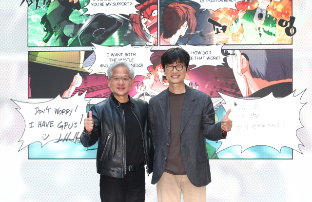 젠슨 황 엔비디아 최고경영자(CEO)가 8일 경기도 성남시 네이버 1784 사옥을 방문해 이해진 네이버 의장과 포즈를 취하고 있다. 연합뉴스