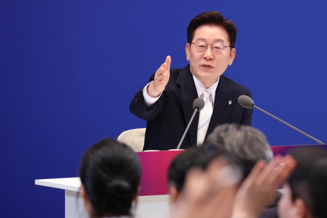 이재명 대통령이 8일 청와대 영빈관에서 열린 취임 1주년 기자회견에서 취재진의 질문을 받고 있다. 연합뉴스