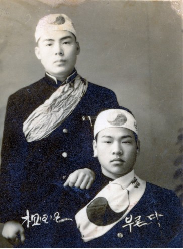 칠곡 출신 박노상 어르신이 6·25 전쟁 당시 피난을 가다 군대에 차출 돼 후방지원을 하면서 찍은 사진의 모습. 경북교육청 제공