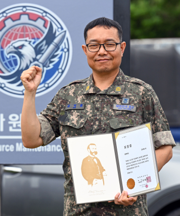 김덕중 공군 준위 '헌혈 200회·조혈모세포' 기증…32년간 생명 나눔 실천