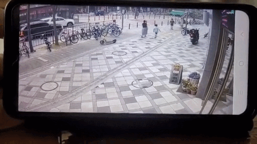 인도로 돌진하는 버스를 피하는 모자. 스레드