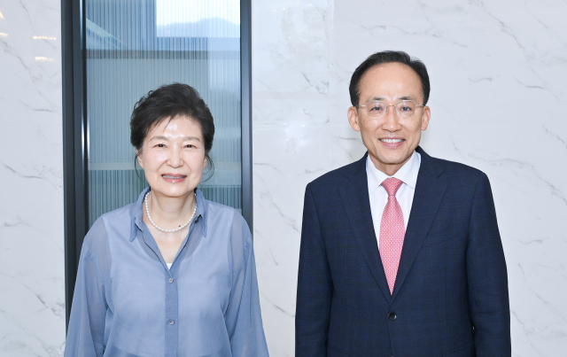 추경호 대구시장 당선인과 박근혜 전 대통령이 8일 대구 달성군 박 전 대통령 사저에서 만나 기념 촬영을 하고 있다. 연합뉴스