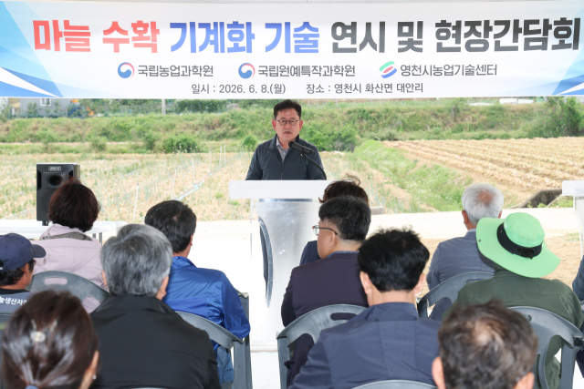 이승돈 농촌진흥청장은 8일 경북 영천시 마늘 수확 현장을 방문해 승용형 마늘 수집기 보급 시범사업 추진 현황을 점검했다. 2026.6.9. 농진청 제공