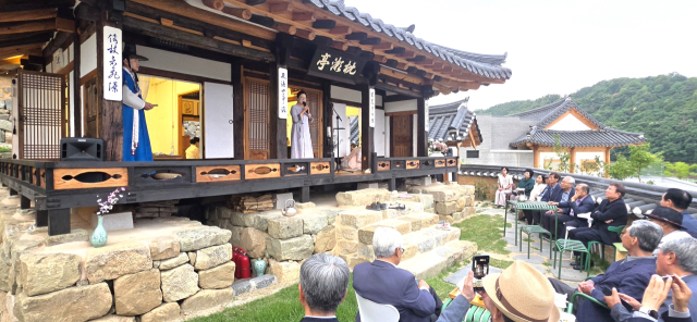 지난 8일 안동의 30여명의 종손과 어르신들이 최근 복원된 침수정에서 차향과 대금 소리 어우러진 작은 풍류를 즐겼다. 엄재진 기자