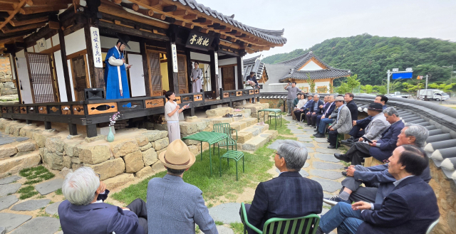 지난 8일 안동의 30여명의 종손과 어르신들이 최근 복원된 침수정에서 차향과 대금 소리 어우러진 작은 풍류를 즐겼다. 사진은 권수진 대표가 진행을 하고 있다. 엄재진 기자