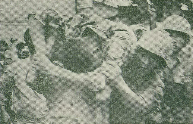 1971년 8월 25일자 지면에 실린 실미도 사건 관련 사진. 부대원들이 점거했던 버스 안에서 부상당한 이가 업혀 내려오는 사진이 당시 통신사를 통해 공유됐다 . 매일신문 DB.
