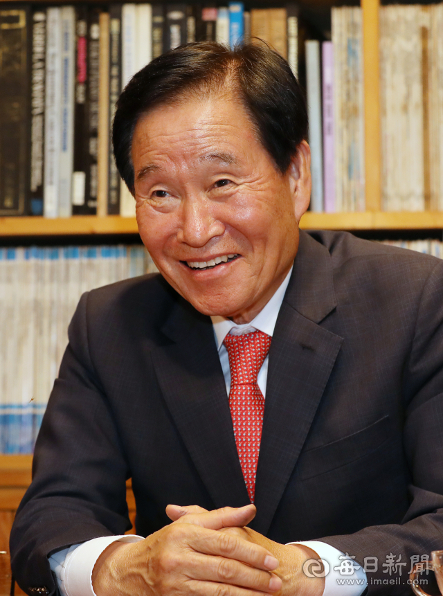 곽대훈 대구시장직 인수위원장이 환하게 웃고 있다. 대구시 행정 내부를 속속들이 아는 행정관리국장 출신에 3선 구청장과 국회의원 경험까지 갖춘 그는 시정에도 밝고 지역 각계와의 소통도 원활하다는 평가를 받는다. 정운철 기자 woon@imaeil.com