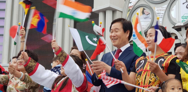 달서구청장 시절 다문화 축제에서 만국기를 흔드는 곽 위원장. 곽대훈 위원장 제공