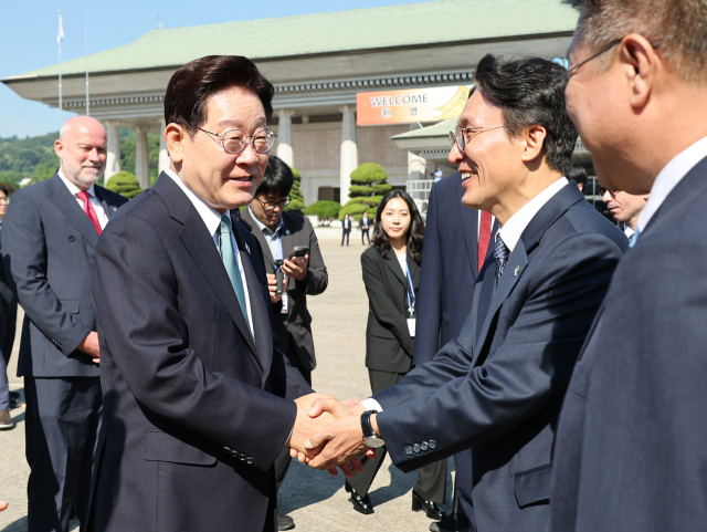 주요7개국(G7) 정상회의 참석과 유럽 순방을 위해 출국하는 이재명 대통령이 9일 성남 서울공항에서 환송 나온 김민석 국무총리와 인사하고 있다. 연합뉴스