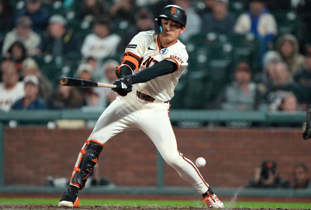 샌프란시스코 자이언츠의 이정후가 9일 미국 샌프란시스코의 오라클파크에서 열린 MLB 워싱턴 내셔널스와의 경기 8회 내야 안타를 치고 있다. AFP 연합뉴스