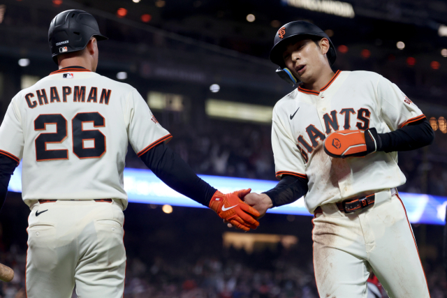 샌프란시스코 자이언츠의 이정후가 9일 미국 샌프란시스코의 오라클파크에서 열린 MLB 워싱턴 내셔널스와의 경기 8회 안타를 치고 출루한 뒤 후속 타자의 안타가 나오자 홈으로 들어오고 있다. AP 연합뉴스